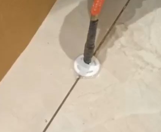 大庆市瓷砖空鼓维修公司专业解答瓷砖在铺贴过程中，如果没有涂抹均匀到位的粘结材料（如水泥砂浆或瓷砖胶），可能会导致以下问题