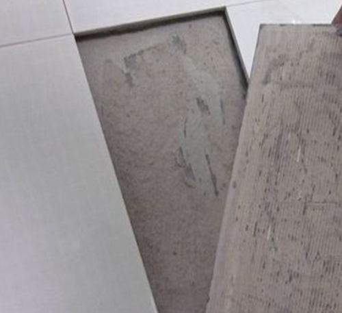 大庆市瓷砖空鼓维修公司分享瓷砖铺贴时如果打浆（即涂抹在瓷砖背面和基层上的砂浆或瓷砖胶）过少，会带来以下问题